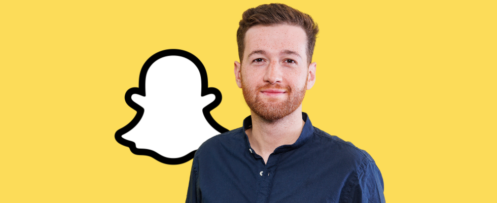 Ardawan Okhovat und Snapchat-Logo vor gelbem Hintergrund