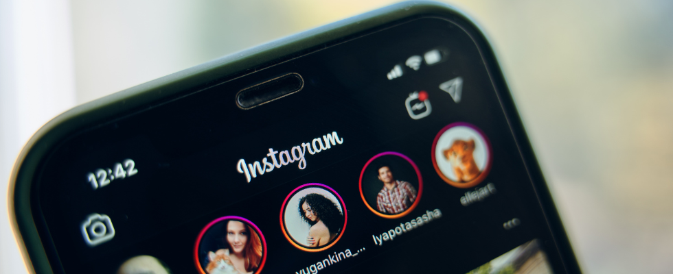 © Konstantin Savusia Canva, Instagram Stories auf Smartphone, verschwommener Hintergrund 