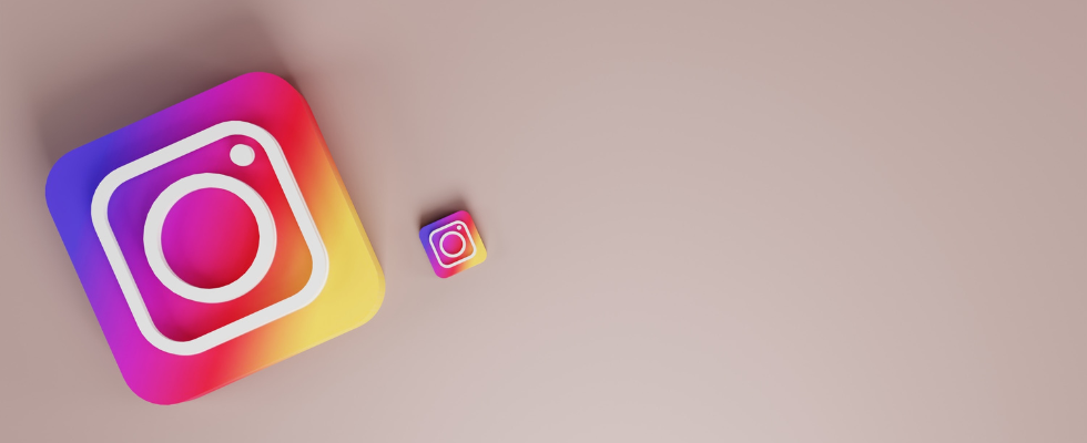 © Deeksha Pahariya auf Unsplash - Unsplash, Mehrere Instagram-App-Logos auf beigen Hintergrund