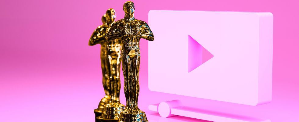 © valeriimingirov, Samuel Ramos (Unsplash) via Canva, Play Button pink, Oscar-Statuen in Gold im Vordergrund (3)