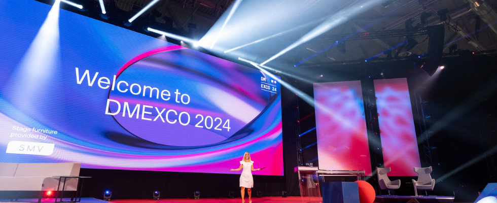 Person auf Bühne, DMEXCO-Schriftzug auf Screen