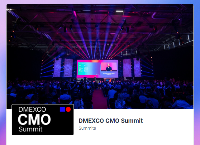 Der DMEXCO CMO Summit 2024, © Koelnmesse, Schriftzug, dunkler Event-Raum mit Bühne beleuchtet