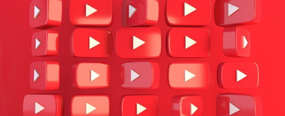 YouTube-Logos aufeinander gestockt in rot.