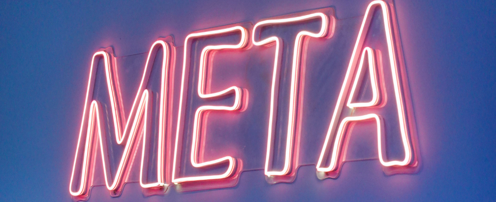 META LED Sign auf blauem Hintergrund