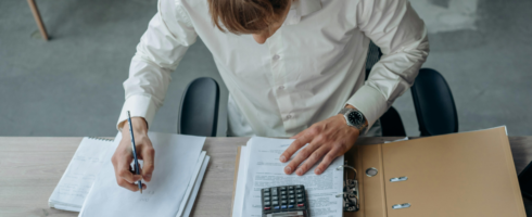 Fast ein Viertel der Unternehmen will Personal abbauen – Belastung der Wirtschaft durch Doppelkrise