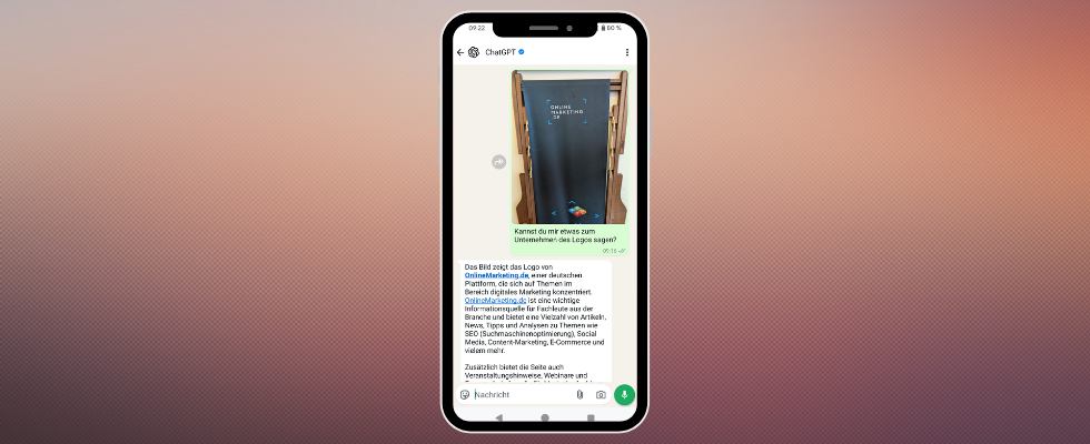 Smartphone Mockup mit WhatsApp ChatGPT Chat, Farbverlauf bräunlich im Hintergrund