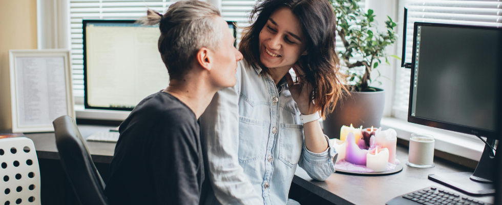 Büroliebe: Fast die Hälfte aller Arbeitnehmer:innen hatte schon eine Romanze am Arbeitsplatz