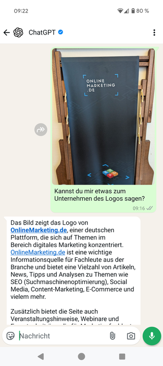 Du kannst ChatGPT auf WhatsApp jetzt um Informationen zu hochgeladenen Bildern bitten, eigener Screenshot aus der App, Bild mit Stuhl mit OnlineMarketing.de-Logo