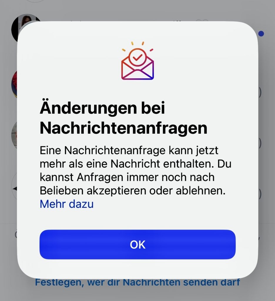 Screenshot einer Instagram-Benachrichtigung zu Änderungen bei Nachrichtenanfragen. Der Bildschirm zeigt eine Pop-up-Meldung mit dem Hinweis, dass eine Nachrichtenanfrage jetzt mehrere Nachrichten enthalten kann. Nutzer:innen haben weiterhin die Möglichkeit, Anfragen anzunehmen oder abzulehnen. Im Hintergrund sind verschiedene Nachrichtenanfragen sichtbar.