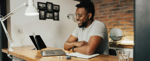 Home Office trotzt der Bürorückkehr und gehört für ein Viertel aller Arbeitnehmer:innen bereits zum Alltag