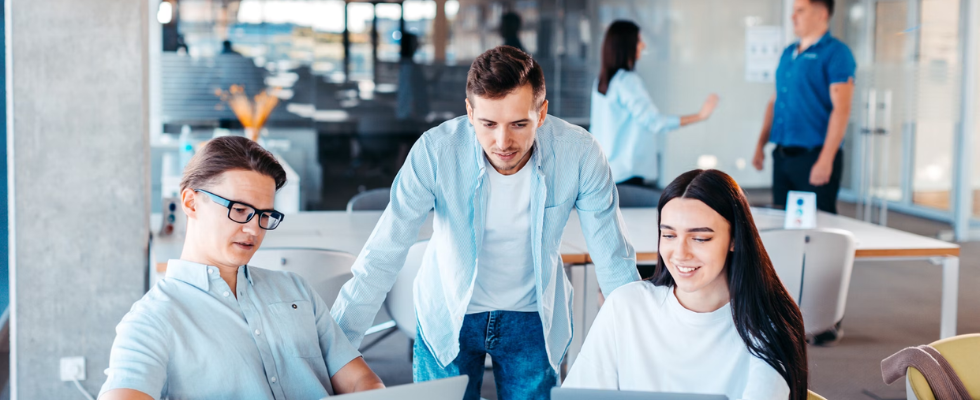 Desk Bombing, unsaubere Toiletten, laute Musik: Das stört am Arbeitsplatz am meisten