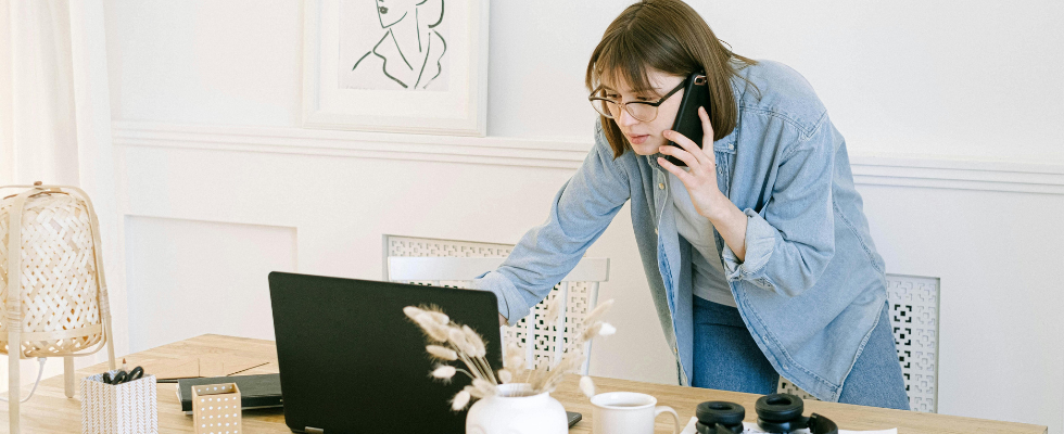 Immer im Dienst? Wie schwer Arbeitnehmer:innen im Urlaub abschalten können