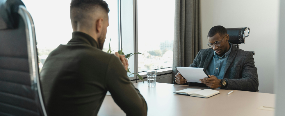 Jobsuche wird schwieriger: Personalnachfrage fällt auf den Tiefstand von vor vier Jahren zurück