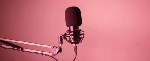 Wir feiern den International Podcast Day: Popularität, Werbegold und warum das Medium 2026 überall ist