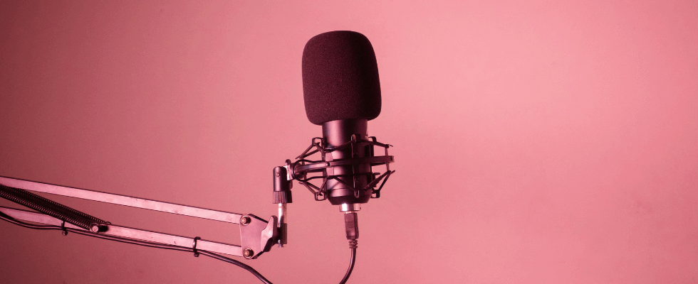 Wir feiern den International Podcast Day: Popularität, Werbegold und warum das Medium 2026 überall ist