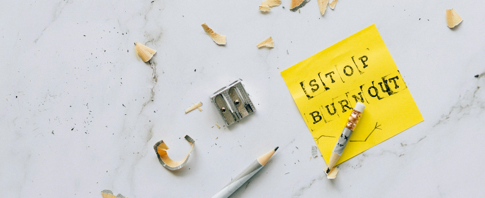 Burn-out am Schreibtisch: Wie Unternehmen die mentale Gesundheit stärken können.