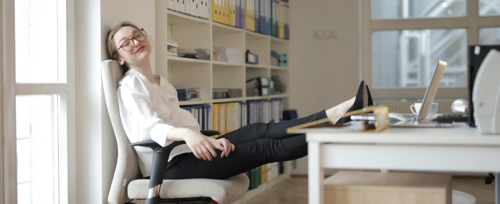 Kaum Zeitgewinn am Arbeitsplatz – so nutzen Arbeitnehmer:innen ihre KI-Freiräume