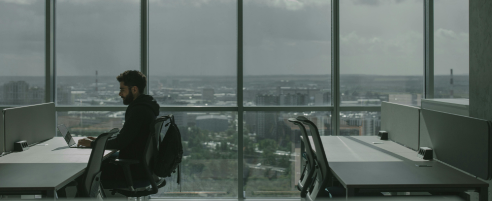 Allein an der Spitze: Warum Führungskräfte im Job so oft einsam sind.