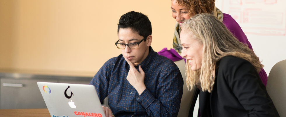Mit inklusiver Sprache gegen den Fachkräftemangel: Falsche Anreden schrecken Bewerber:innen ab