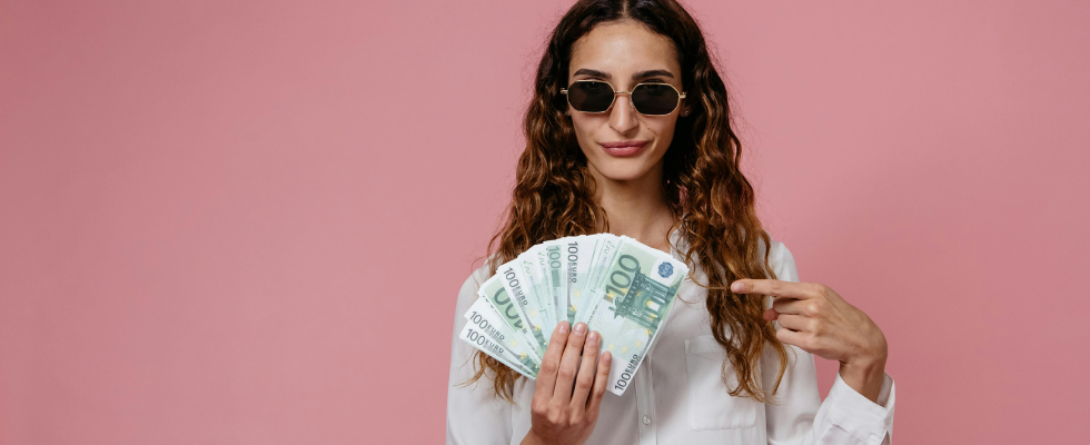 Gut bezahlt, aber nicht zufrieden: Warum Fachkräfte im Marketing und Vertrieb trotz Top-Gehältern wechseln wollen