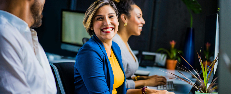 Was ist Job Hugging? Warum viele Zufriedenheit auf der Arbeit vortäuschen – und was dahintersteckt