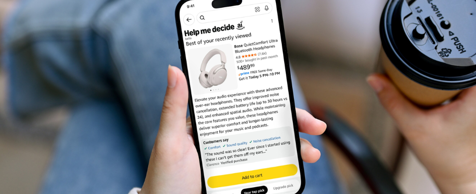 Smartphone in Hand, darauf Amazon Interface mit Produkt, Help me decide Feature und Text