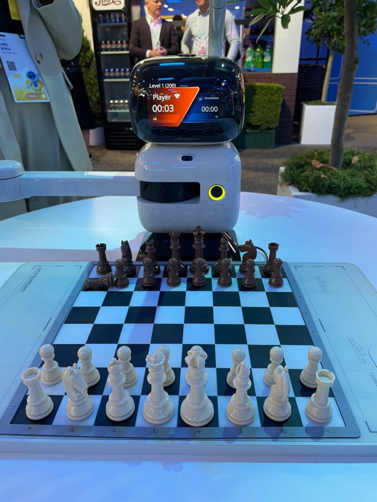 Schachspiel mit dem Agentforce-Roboter auf der Dreamforce 2025