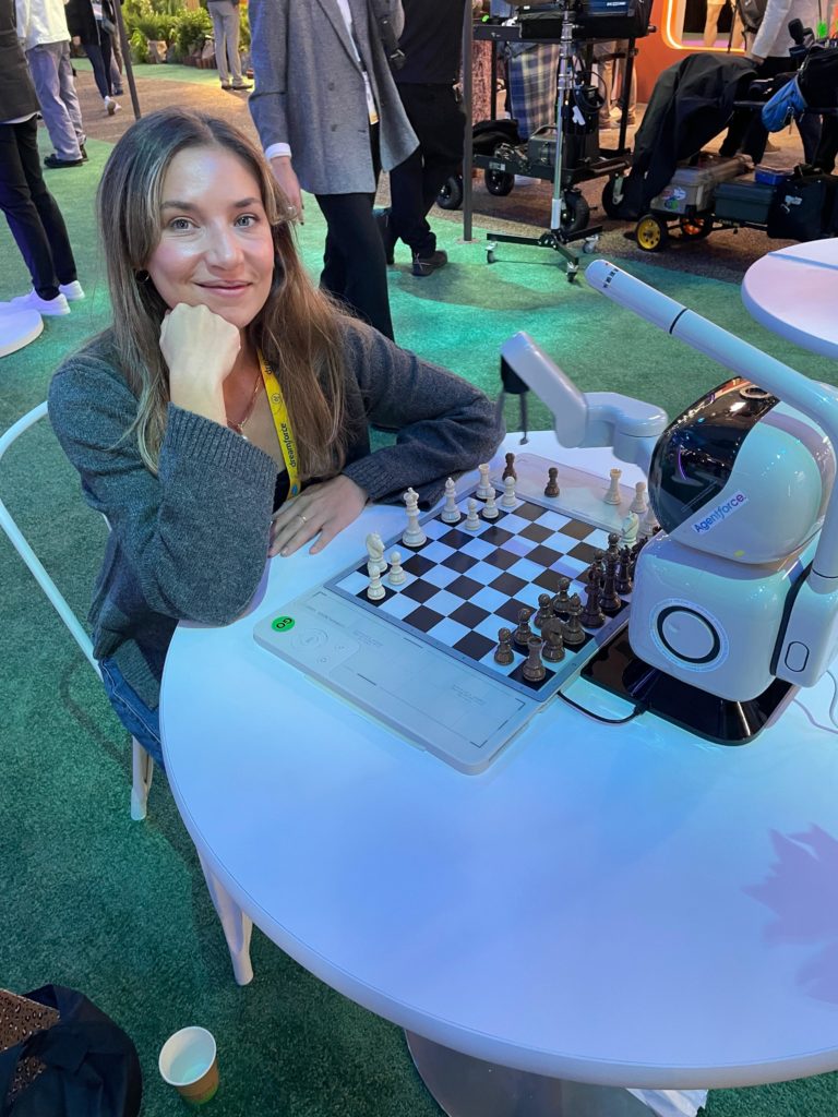 OnlineMarketing.de-Redakteurin Larissa Ceccio spielt auf der Dreamforce 2025 in San Francisco gegen den Agentforce-Roboter Schach.