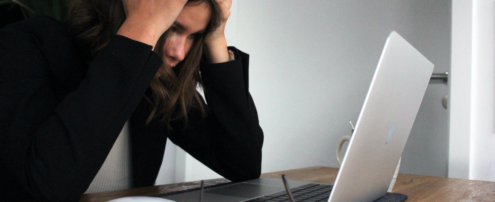 Über die Hälfte aller Arbeitnehmer:innen erlebt Stress – Anzahl der Krankschreibungen hingegen gering