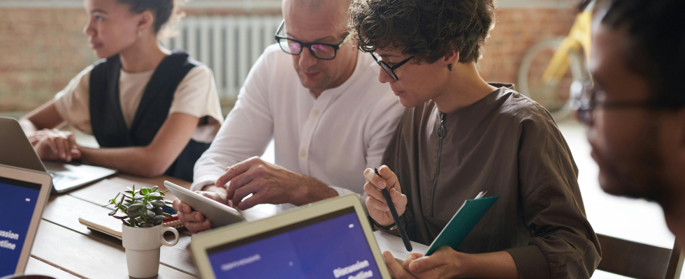 KI ohne Regeln? Warum Governance und Verantwortung jetzt für Unternehmen entscheidend sind