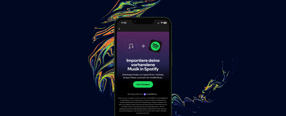 Smartphone Display mit der Spotify App, das die neue TuneMyMusic-Importseite zeigt. Auf dem Bildschirm steht: „Importiere deine vorhandene Musik in Spotify“, daneben Icons für Musik und das Spotify-Logo. Hintergrund ist ein dunkles Design mit abstrakten Farbwirbeln.