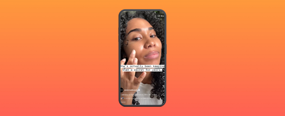 Smartphone zeigt eine Instagram-Reel-Anzeige mit Skip Button in der oberen Ecke; eine Frau blickt in die Kamera, während Untertitel im Video eingeblendet sind.