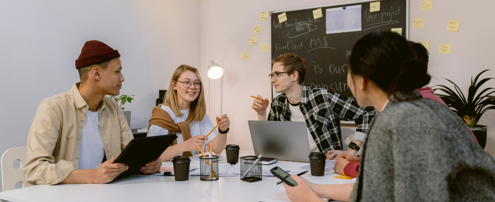 Zwischen Stabilität und Sprungbrett: Mehr als die Hälfte der Arbeitnehmenden wechselt in eine neue Berufsgruppe