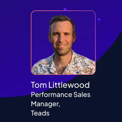 Portrait Tom Litttlewood, blauer Hintergrund, Schrift mit Namen und Bezeichnung 