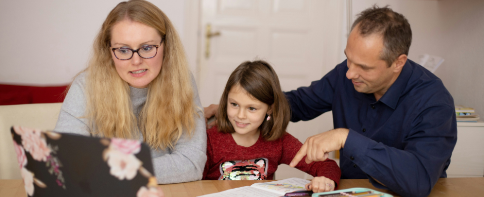 Zwischen Kinderbetreuung und Karriereleiter – was Arbeitgeber:innen für Eltern attraktiv macht