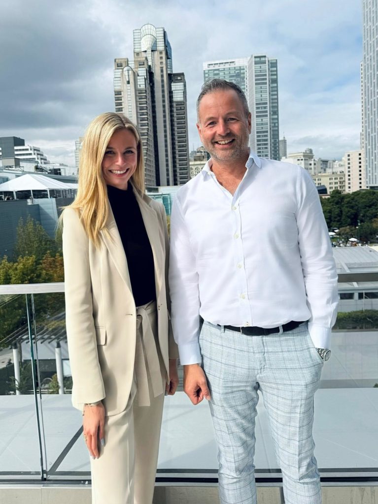 Lara Sophie Bothur (links) zusammen mit Alex Wallner, EVP & CEO EMEA Central bei Salesforce (rechts), bei der Dreamforce in San Francisco.