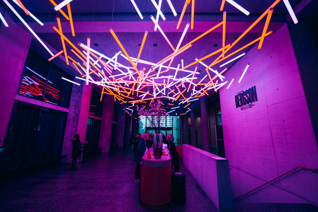 Innenraum des Bergson Kunstkraftwerks mit moderner Lichtinstallation während des Adobe AI Forum München.