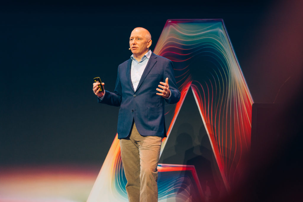 Hartmut König, CTO Central Europe bei Adobe, auf der Bühne des Adobe AI Forum München während seines Vortrags zu Agentic AI.