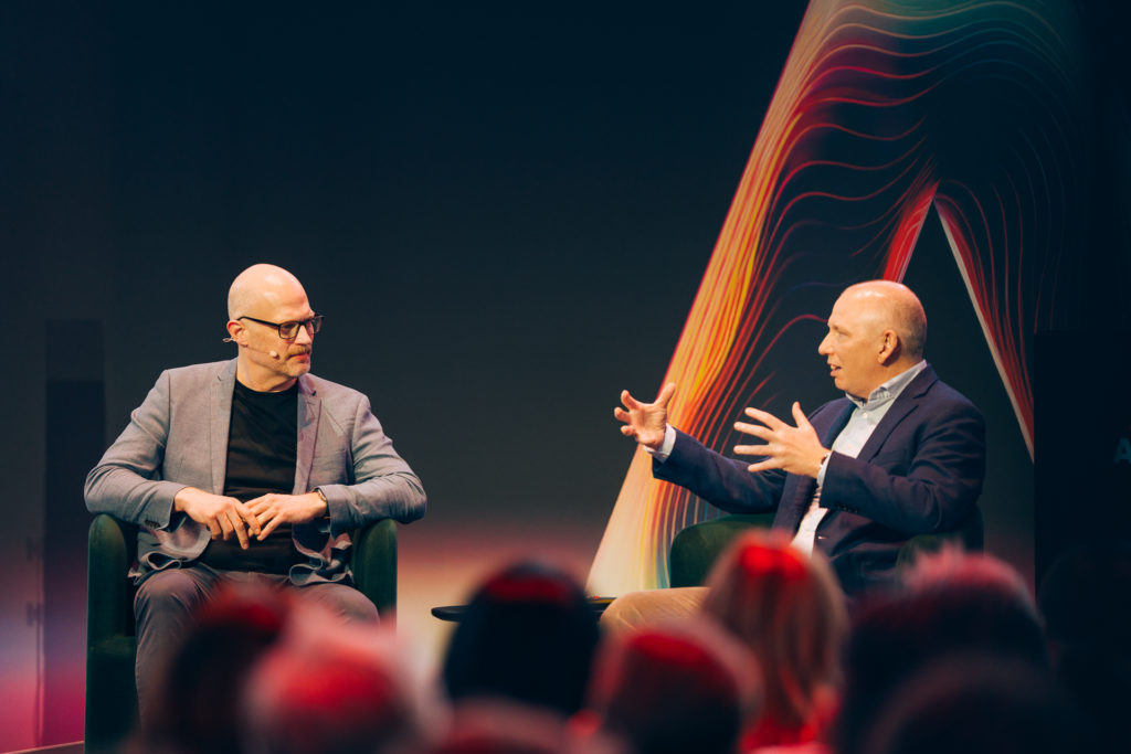 Bernd Eßmann von IBM iX und Hartmut König von Adobe im Gespräch auf der Bühne des Adobe AI Forum München.