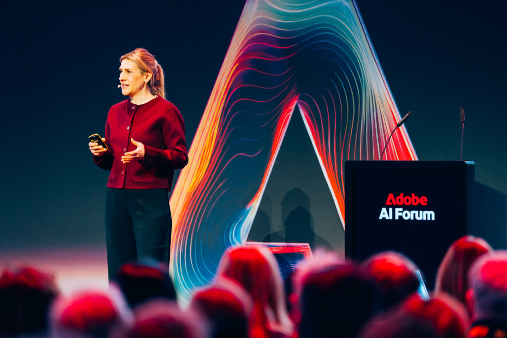 Nadine Wolanke, VP & Managing Director Central Europe bei Adobe, auf der Bühne des Adobe AI Forum München während ihrer Keynote.