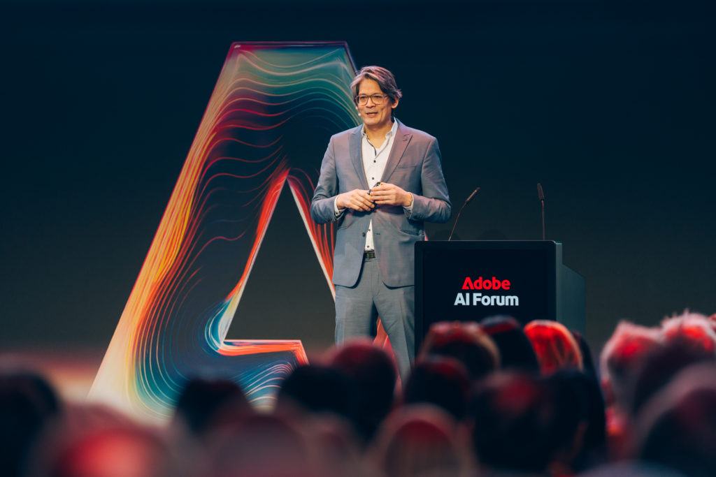 Richard Lew Shun, Director Applied Business Analytics bei Sky Deutschland, auf der Bühne des Adobe AI Forum München vor Publikum.