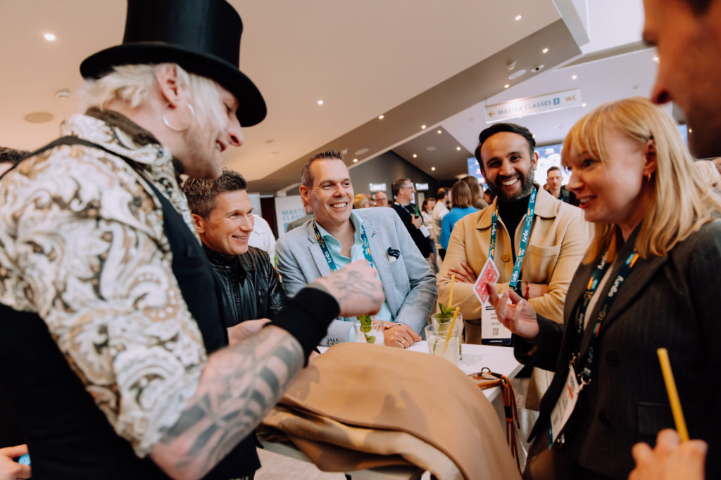 Das Networking ist ein Kernbestandteil der d3on und kommt in besonderer Atmosphäre daher, © d3con/Laura Müller