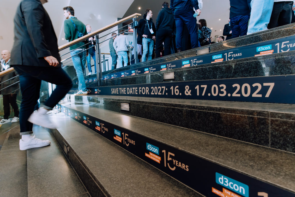 Person geht Treppe im Kino hoch, Datum darauf