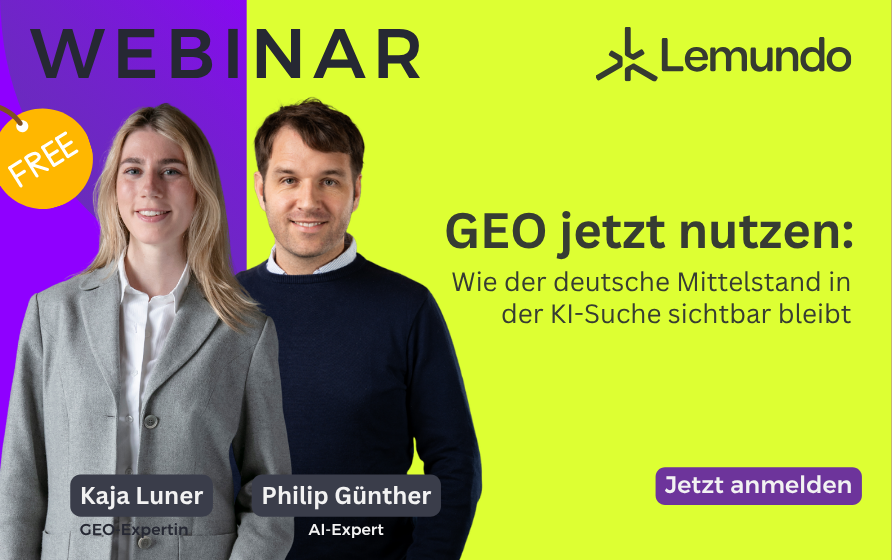 Farbverlauf orange-blau, wolkig, im Hintergrund, PC Screen mit Webinar Visual samt Speakern, CTA Button und PC sowie Textfeld davor