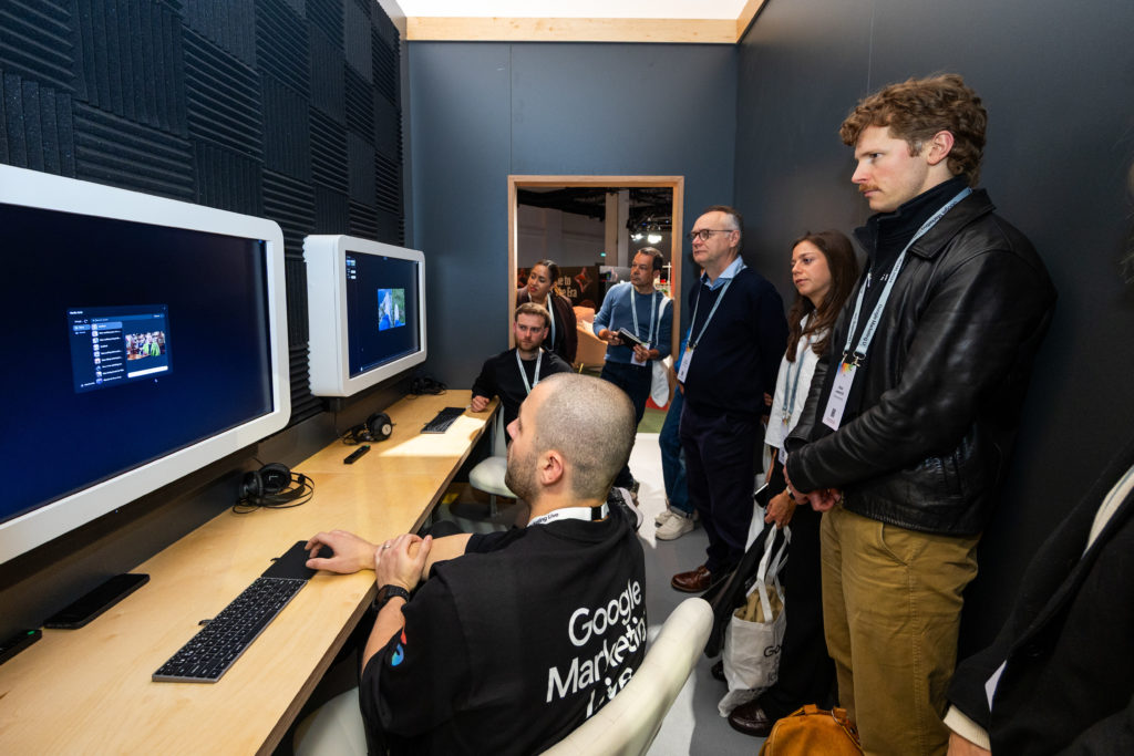 Das Google Team präsentiert Gemini Omni-Fähigkeiten im Einsatz des AI Creative Studios Flow, © Google 