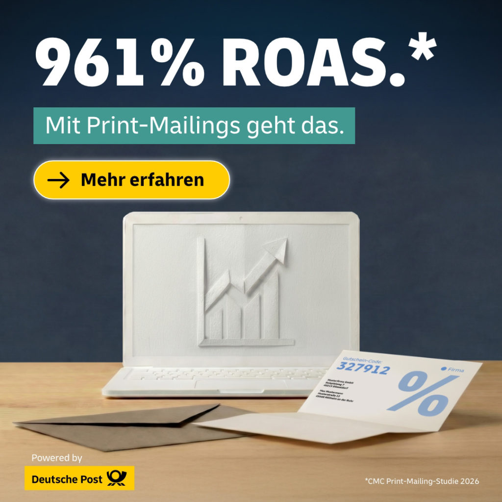 Titelbild Print Mailings Deutsche Post; Schriftzüge, CTA Button, Laptop Mockup mit Graph, Briefumschlag im Vordergrund