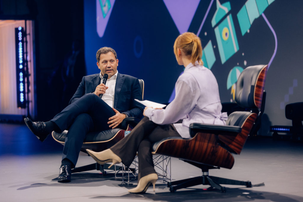 Lars Klingbeil sitzt auf einer Bühne der OMR 2026 im Gespräch mit Moderatorin Eva Schulz. Im Fokus stehen KI, digitale Souveränität und die Wettbewerbsfähigkeit Deutschlands.