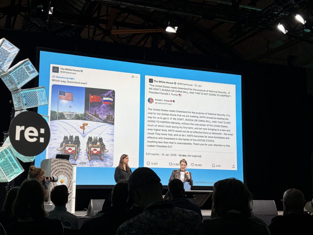 Annika Brockschmidt sitzt auf einer Bühne der re:publica 2026 vor einer großen Leinwand mit Screenshots von Social Media Posts des Weißen Hauses und Donald Trumps zu Grönland. Thema des Vortrags sind politische Dogwhistles, rechtsextreme Codes und deren Wirkung in digitalen Debatten.