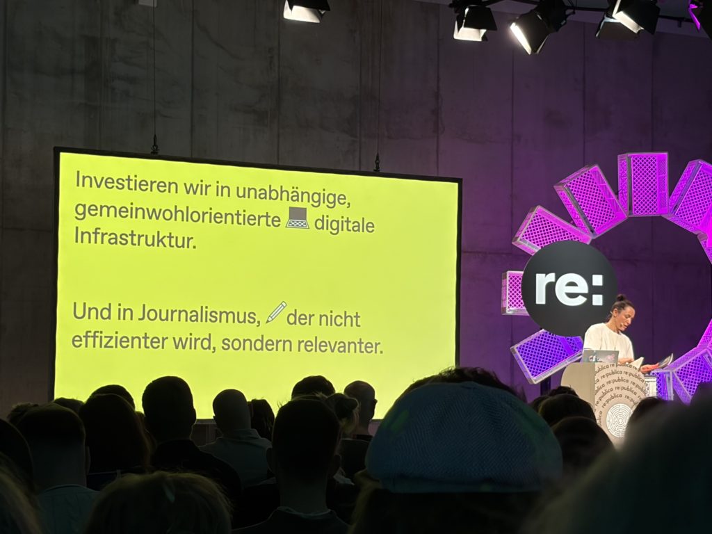 Vortrag vonEva-Maria Sommer auf der re:publica mit gelber Präsentationsfolie zu gemeinwohlorientierter digitaler Infrastruktur und Journalismus im Kontext von KI.