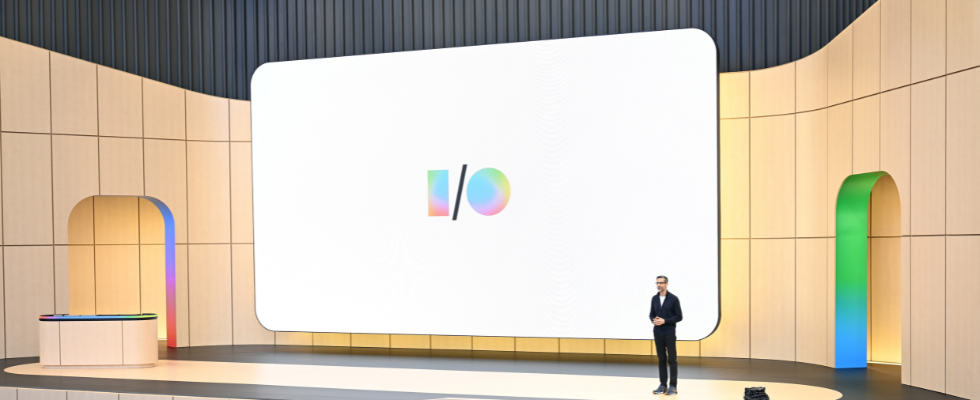 Bühne der Google I/O 2026 in Mountain View mit großem I/O-Logo auf einer minimalistischen Präsentationsfläche während der Vorstellung neuer KI- und Gemini Updates.